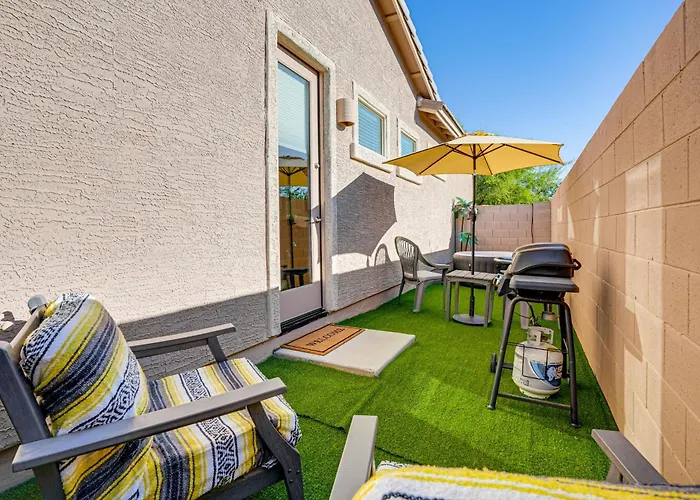 Mtn Views & Private Hot Tub: Getaway Holiday home Buckeye